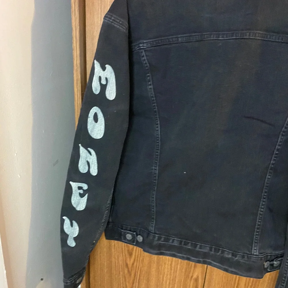 American Eagle Young Money Denim Jacket Mens Large Black Graphic Sleeve Trucker